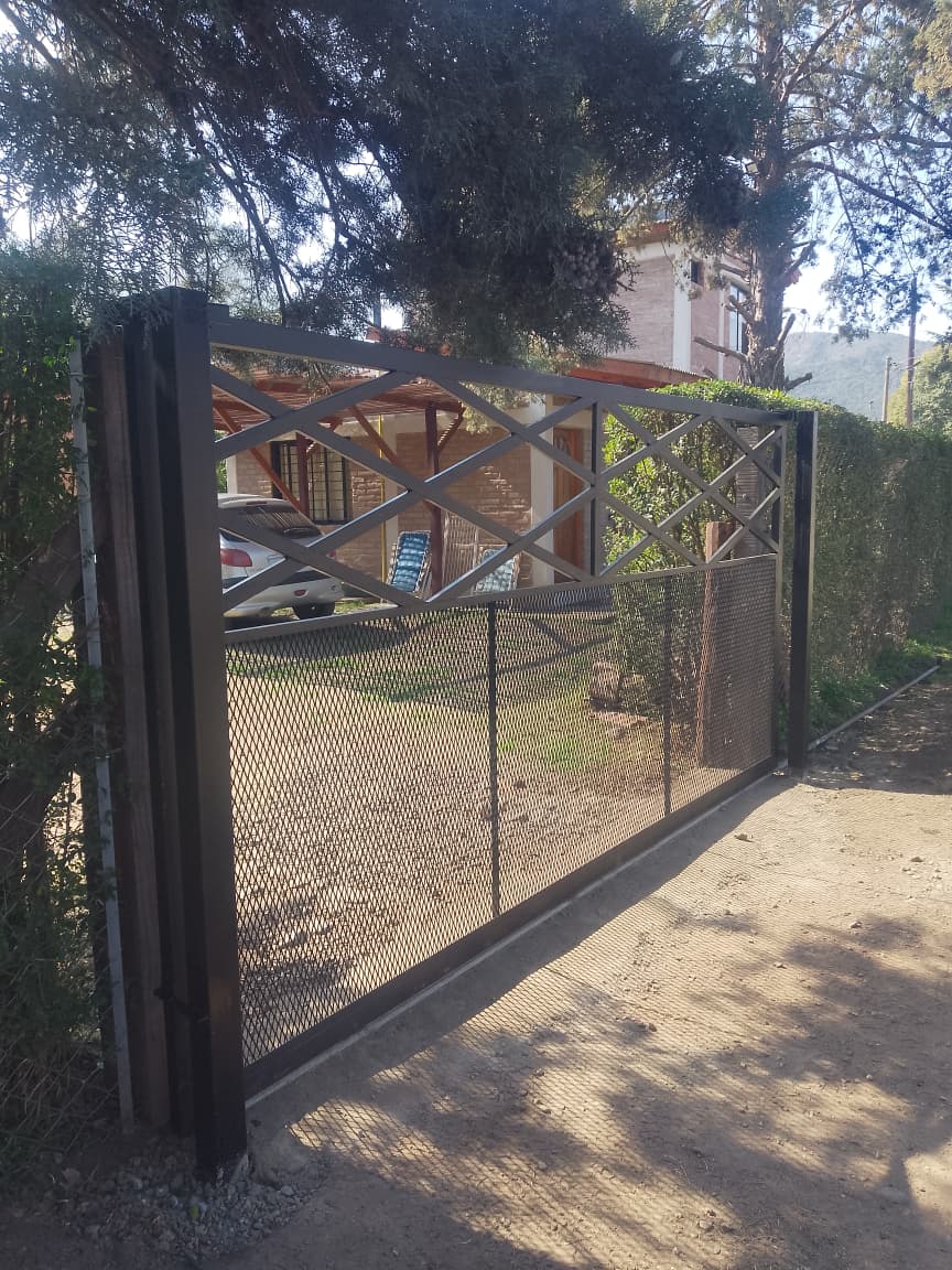 Portón corredizo de hierro fabricado a medida